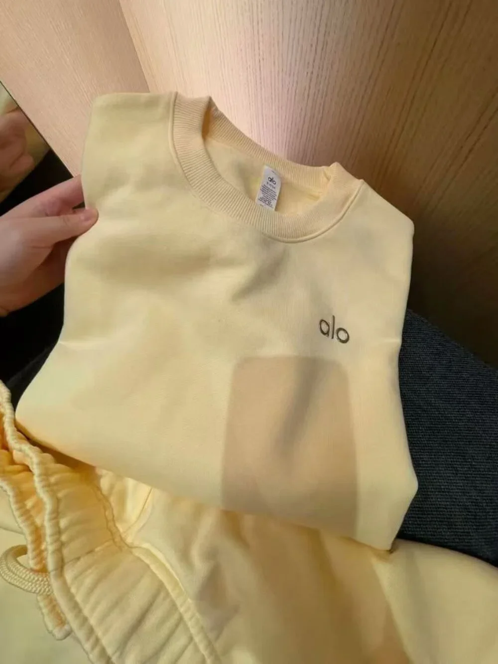 Alo Yoga Cropped Accolade Crewneck And Short Set Limited Candlelight Yellow Auth - Picture 2 of 5